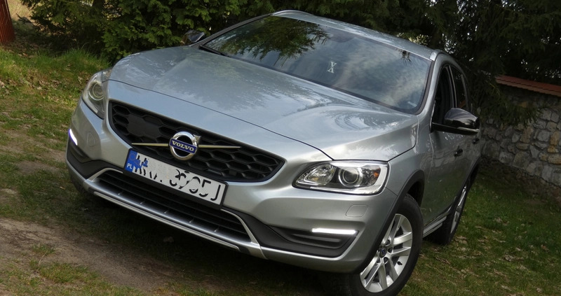 Volvo V60 Cross Country cena 58400 przebieg: 228000, rok produkcji 2017 z Giżycko małe 121